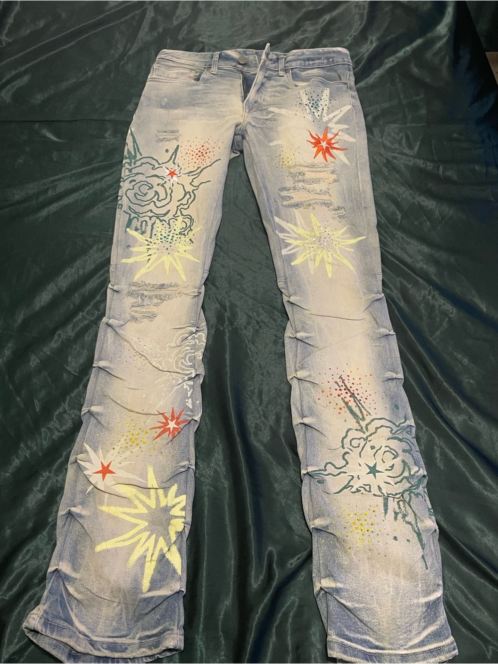 Smokerise Artistic Spray-Painted Light Wash Jeans with Starburst Motifs